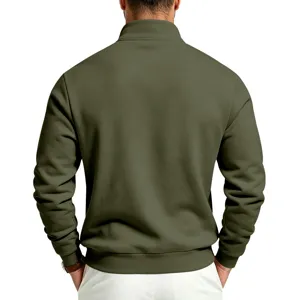 Sudadera casual de hombre con forro polar y cuello alzado verde militar, vista detallada.