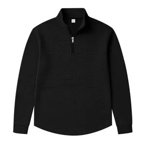 Vista detallada del jersey de punto para hombre con cuello alto y cremallera corta texturizada.