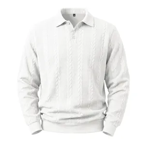 Nahaufnahme des weißen Herren Pullovers mit Zopfmuster Textur und klassischen Knöpfen.