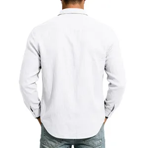 Rückseitenansicht eines weißen lässigen Herren Langarm Hemdes aus Leinen mit blauen Jeans.