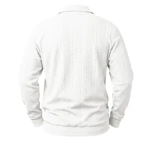Detaillierte Rückansicht eines weißen Zopfmuster-Polo-Pullovers für Herren mit Struktur.