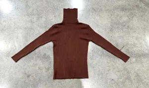 Herren brauner Rollkragen Zopfmuster schmal vertikal gestreifter Langarm Pullover Detailansicht.