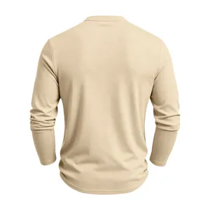 Detailansicht des einfarbigen langärmligen Herren Strickpullovers im lässigen Khaki Ton.