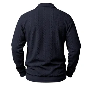 Detailansicht des dunkelblauen Zopfmuster Polo-Pullovers für Herren mit feiner Struktur.