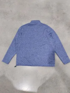 Detailansicht der blauen Melange-Fleece-Sweatshirt-Rückseite mit verstellbarem Kordelzug.