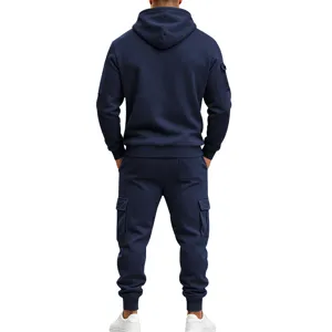 Dettaglio vista posteriore della felpa con cappuccio e pantaloni cargo invernali da uomo.