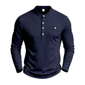 Detailaufnahme des langärmeligen Strick-Henleyshirts für Herren mit Stehkragen und Knopfleiste.