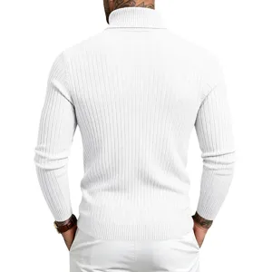 Detailansicht von hinten des weißen Herren Rollkragen Pullovers, eng anliegender Rippstrick.