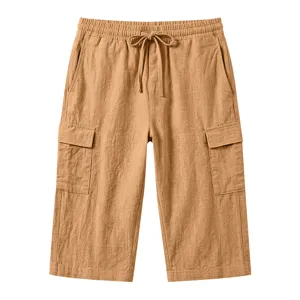 Detail van heren linnen korte cargo broek, voorzien van elastische taille met trekkoord en zakken.