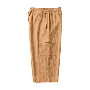 Gedetailleerd overzicht van heren casual linnen cargo shorts in kaki met elastische taille.
