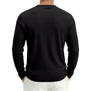 Herren schwarzes Langarm Waffelstrick Shirt Rückseite Detail mit Textur und Passform.