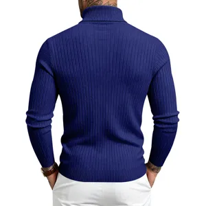 Detailansicht der Rückseite eines dunkelblauen Herren Rollkragenpullovers mit Rippstrick.