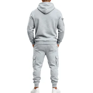 Vista posteriore del set felpa in pile e pantaloni cargo da uomo con tasche e polsini.