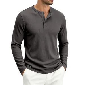 Detailansicht des dunkelgrauen Herren Langarm Henley Shirts mit Knopfleisten Textur.