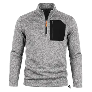 Detailansicht des grauen Fleece-Sweatshirts mit halbem Reißverschluss und schwarzer Tasche.