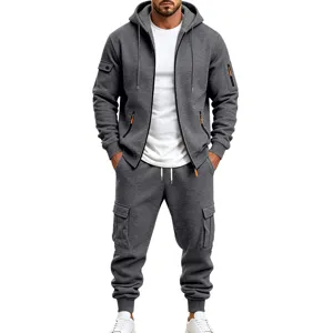 Vista dettagliata della tuta sportiva con felpa con cappuccio e pantaloni cargo da uomo.