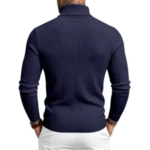 Detaillierte Rückansicht eines dunkelblauen Herren-Rippstrick-Rollkragenpullovers, schmal.