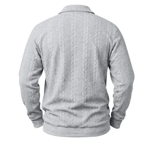 Detaillierte Rückansicht des grauen Herren Zopfmuster Polo-Pullovers mit strukturierter Strickart.