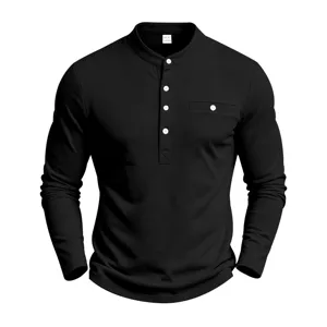 Schwarzes Strick-Langarm-Henley-Shirt Detailansicht mit weißen Knöpfen und Brusttasche.