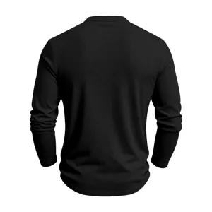 Rückansicht des atmungsaktiven Herren Langarm-Henleyshirts aus Strick, casual schwarzes Oberteil.
