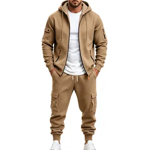 Set felpa con cappuccio in pile e pantaloni cargo uomo, dettaglio sportswear casual.