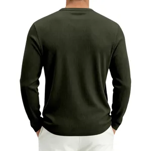 Nahaufnahme der dunkelgrünen Waffelstrick Langarmshirt Rückseite mit feiner Textur.