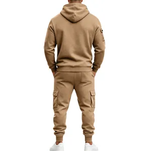 Set felpa con cappuccio in felpa e pantaloni cargo da uomo, dettaglio vista posteriore fit.
