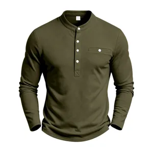Herren olivgrünes langärmliges Henley-Hemd mit Stehkragen, Brusttasche und Strickstoff.