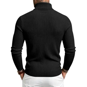 Schwarzer Herren Rollkragenpullover mit Rippenstrick im Detail, langarm, figurbetont.