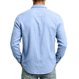 Rückansicht des hellblauen Freizeithemds für Herren mit langem Arm und lockerer Passform.