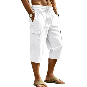 Gedetailleerd overzicht van heren linnen cargoshorts met elastische taille en zakken.