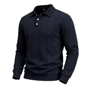 Herren dunkelblaues Strickpolo Shirt Nahaufnahme, strukturierter Grobstrick, Kragen und Langarm.