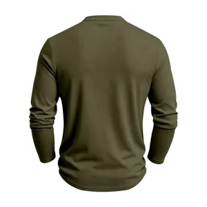 Rückansicht des militärgrünen, atmungsaktiven Herren Strick Langarm Henley Hemdes für den Herbst.