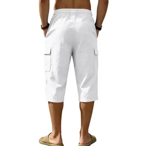 Gedetailleerd achteraanzicht van witte casual linnen cargoshorts voor heren met zijzakken.