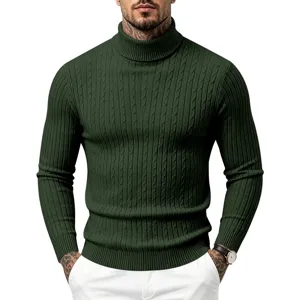 Nahaufnahme des dunkelgrünen Rollkragen-Zopfmuster-Pullovers zeigt feine Textur und Ärmel.