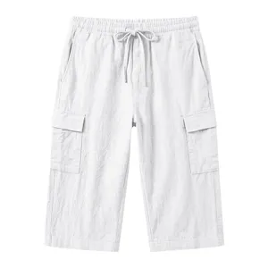 Detailopname van witte linnen cargoshort voor heren met elastische taille met trekkoord en zakken.