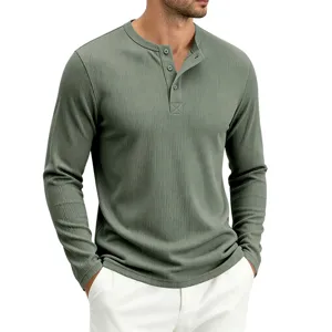 Nahaufnahme des Kragens und der Knopfleiste des Herren Langarm Waffelstrick Henley Shirts.