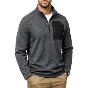 Viertel-Reißverschluss Fleece-Sweatshirt Detail mit Kontrast-Brusttasche und warmem Futter.