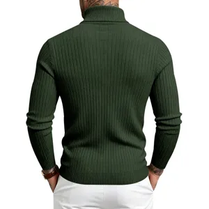 Detailansicht des dunkelgrünen gerippten Rollkragenpullovers für Herren mit Textur.