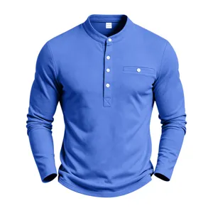 Detailansicht des blauen Strick-Langarm-Henleyshirts mit Knopfleiste und Brusttasche.