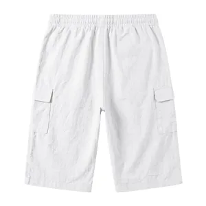 Detailopname van heren casual linnen cargoshorts met steekzakken en elastische taille.