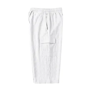 Gedetailleerd overzicht van de witte casual cargobroek met elastische taille en zakken.