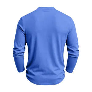 Blaues Strickshirt mit Stehkragen und langen Ärmeln Rückansicht Detail Textur und Passform.