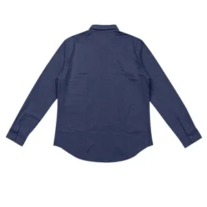 Rückansicht eines blauen Leinenhemds mit langen Ärmeln, zeigt feine Stoffdetails und Manschette.