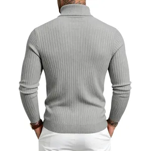 Herren grauer Ripp-Rollkragenpullover Rückseite Detail, figurbetonter Strickwaren Nahaufnahme.