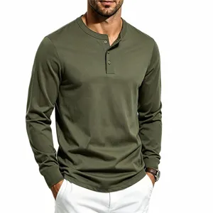 Detailopname van het militaire groene Henley shirt met lange mouwen en knopenlijst.
