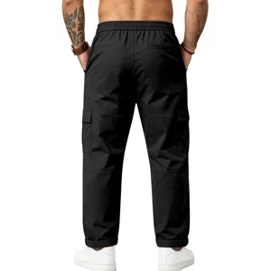 Detailansicht der Herren Cargo Freizeithose hinten mit praktischen Taschen und Bund.