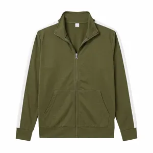 Heren groene sportjas met opstaande kraag, rits en witte strepen voor herfst casual.