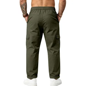 Detailansicht der gruenen herren casual cargohosen mit kordelzug und praktischen taschen.