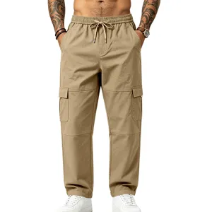 Detailaufnahme von Herren Khaki Cargohosen mit praktischen Seitentaschen und Kordelzug.
